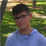 Joven del ámbito científico da clases de biología en Barcelona